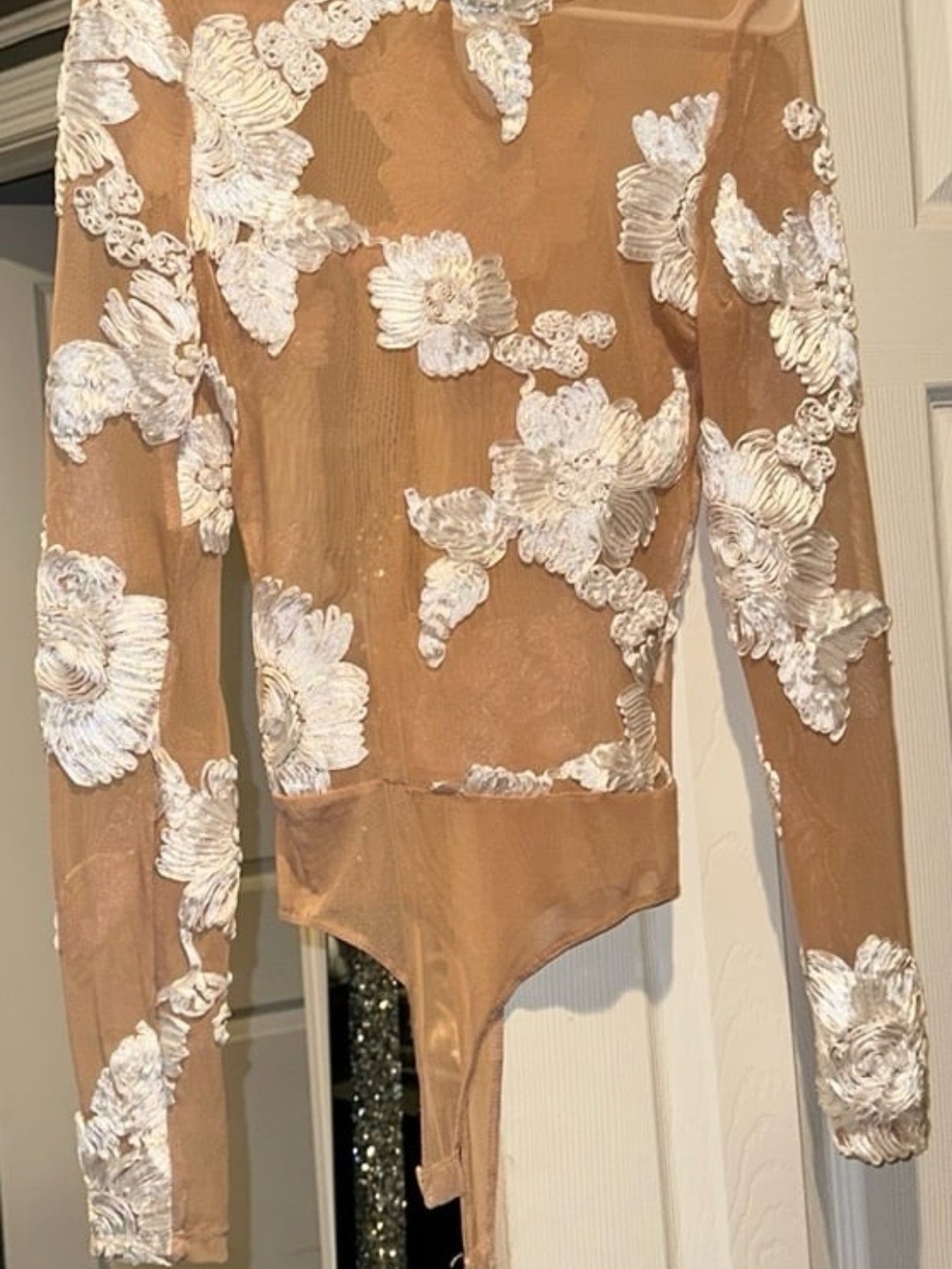 Sheer Nude Bodysuit with White Floral Appliqué Sz Smalp